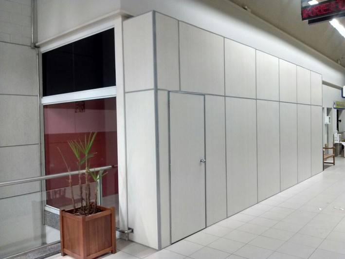 Corredor com divisórias eucatex